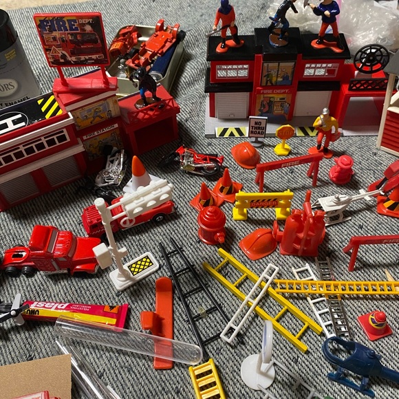 ROCO Other - 3,little Firehouses and small people! MODEL PARTS AND ITEMS galore!!